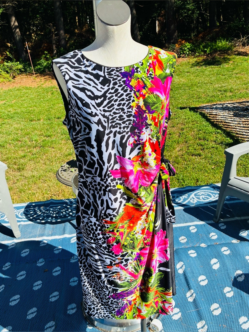 Sleeveless side swept side tie
Multi colored XL